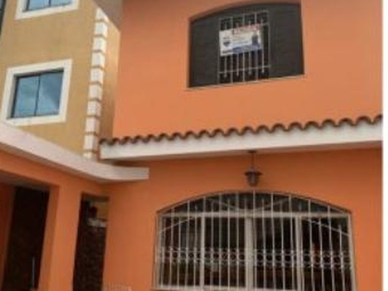 Fachada residencial de sobrado após pintura