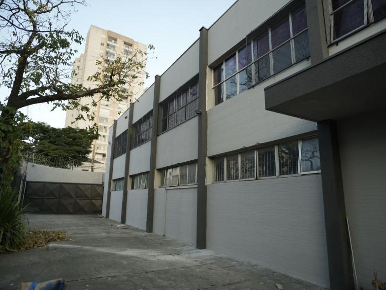 Lateral e esquadrias de galpão industrial após pintura