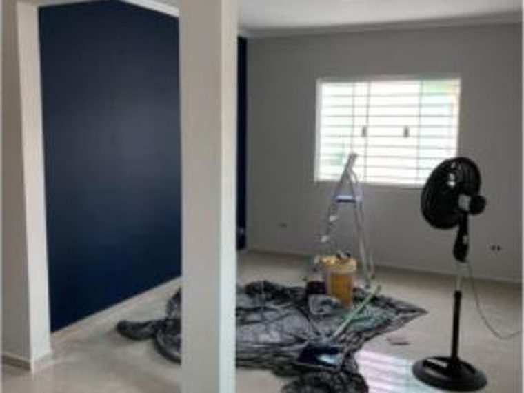 Ambiente interno após pintura com parede de destaque