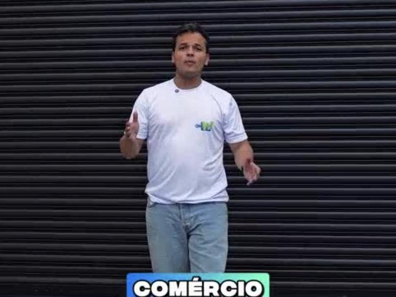 Fachada de comércio com portão metálico pintado